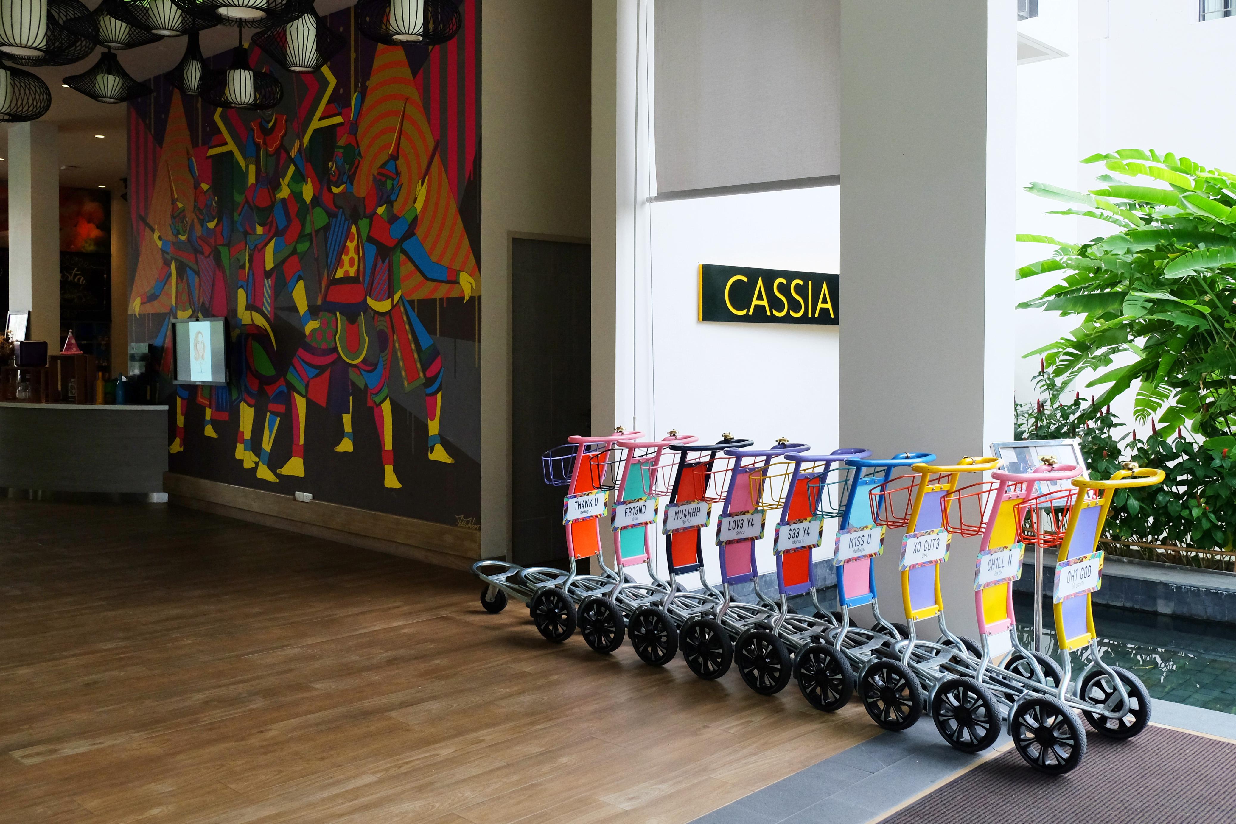 カシア プーケット バンタオビーチ エクステリア 写真 Luggage trolleys at the lobby of a hotel