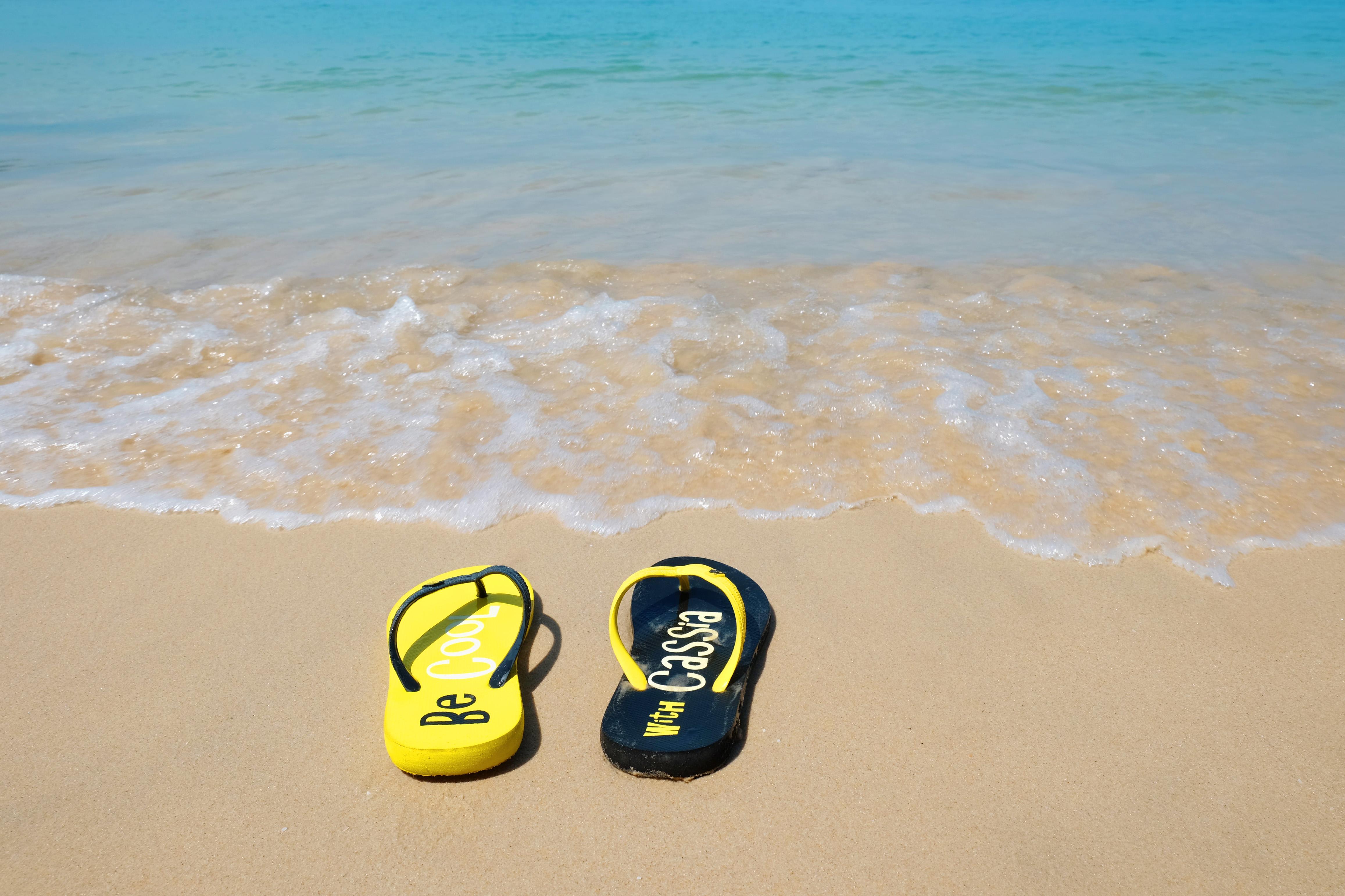 カシア プーケット バンタオビーチ エクステリア 写真 Flip-flops on a beach