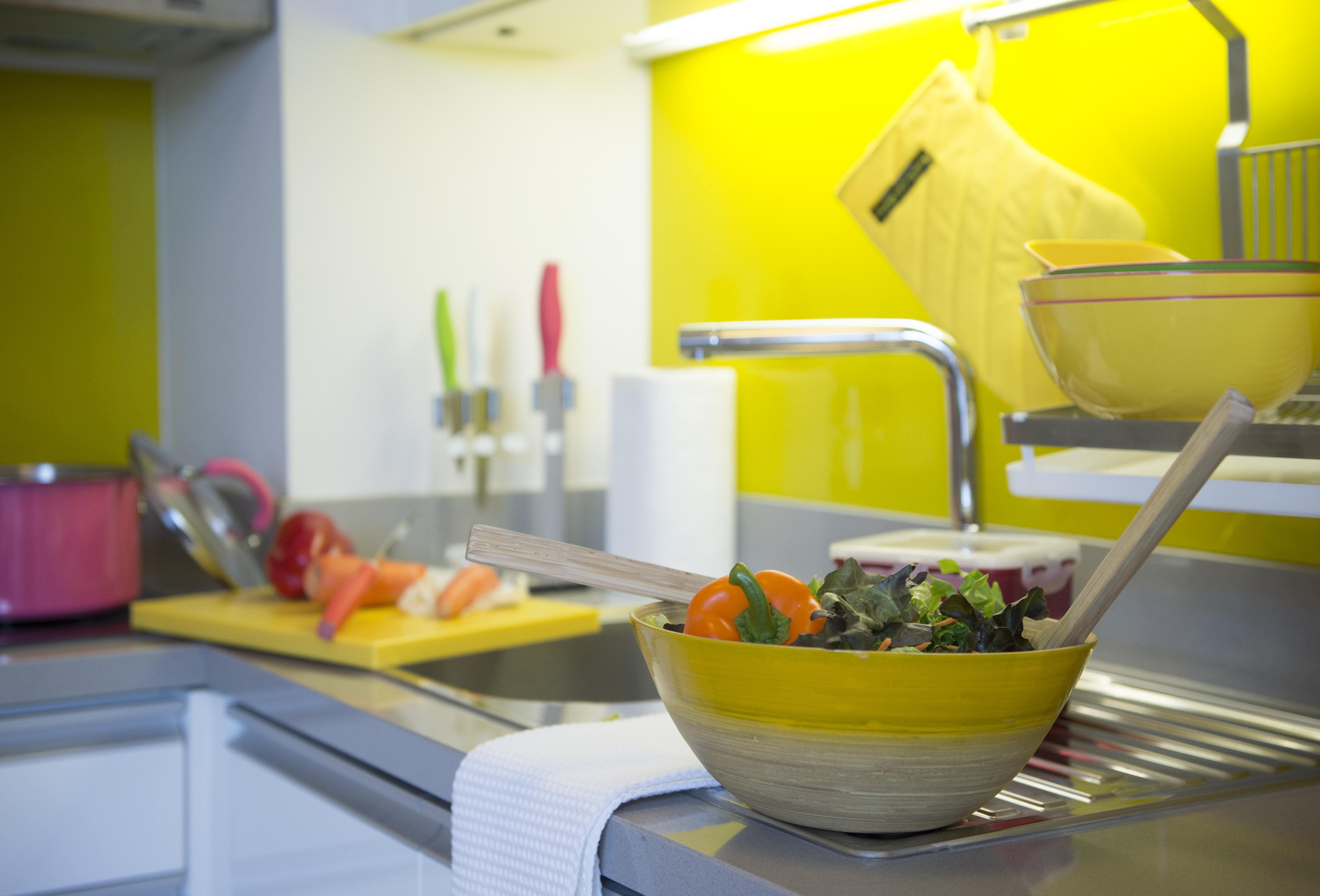 カシア プーケット バンタオビーチ エクステリア 写真 A salad being prepared