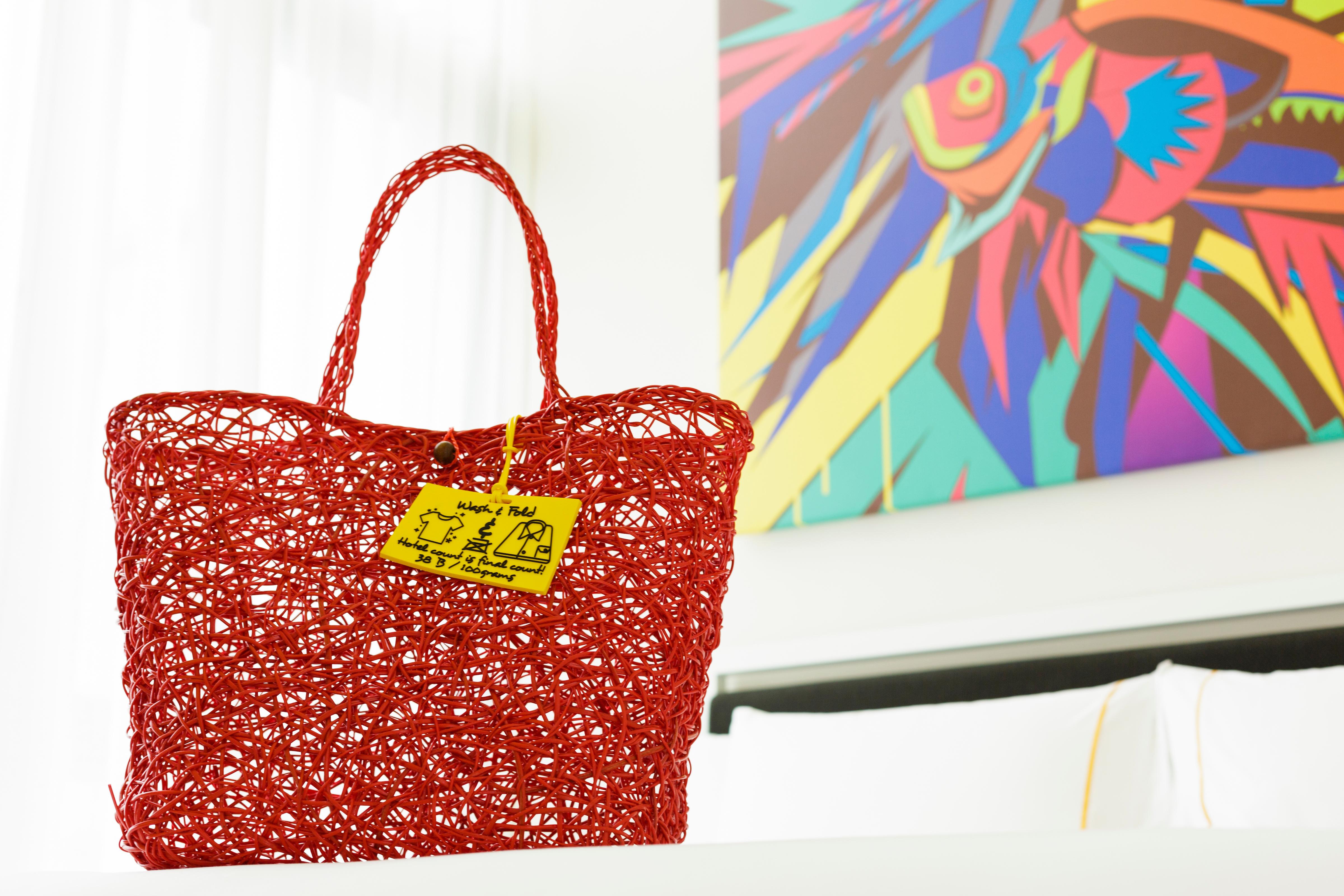 カシア プーケット バンタオビーチ エクステリア 写真 A red bag