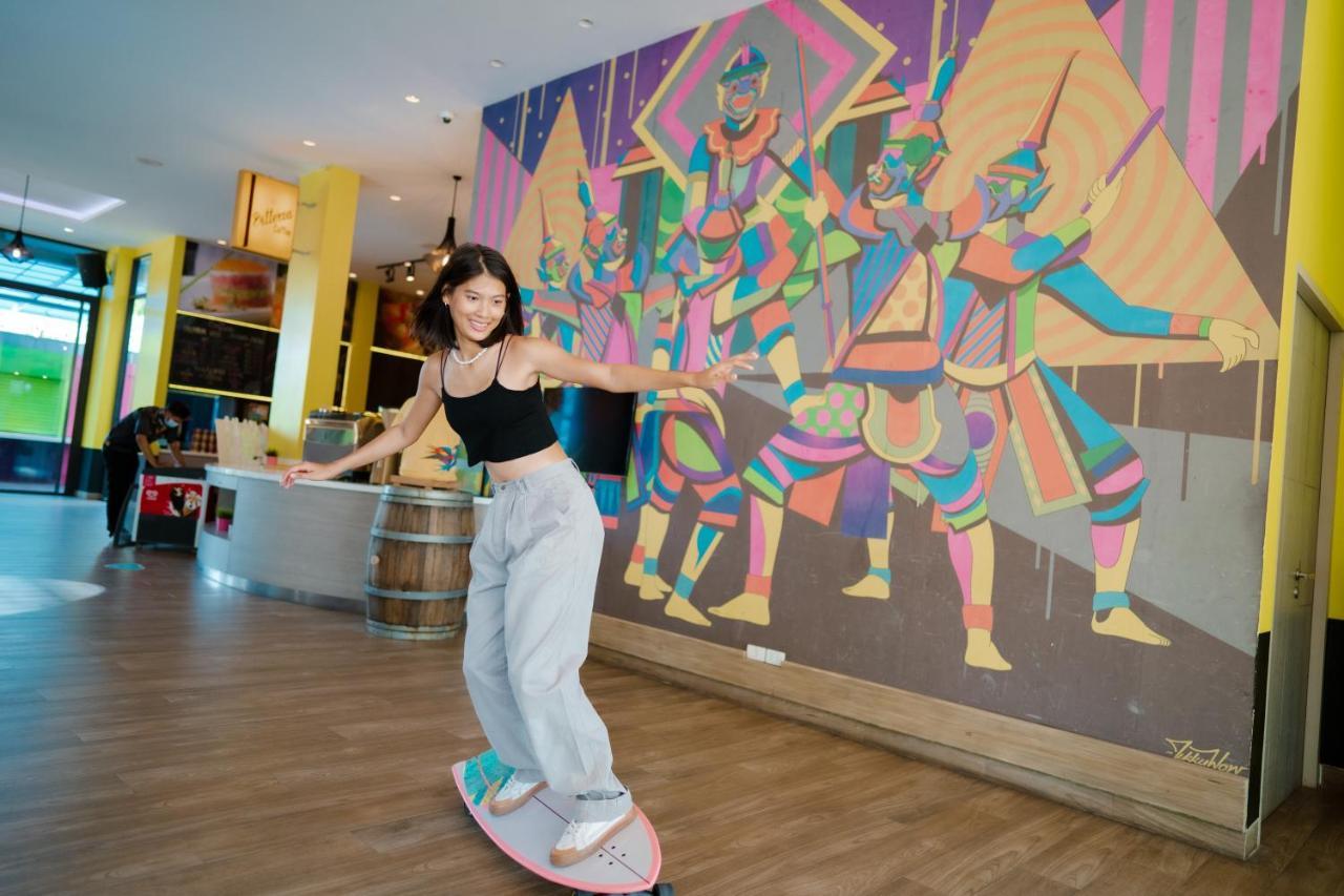 カシア プーケット バンタオビーチ エクステリア 写真 A woman skateboarding at the hotel