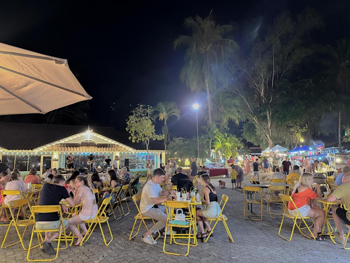 カシア プーケット バンタオビーチ エクステリア 写真 Dmall at night