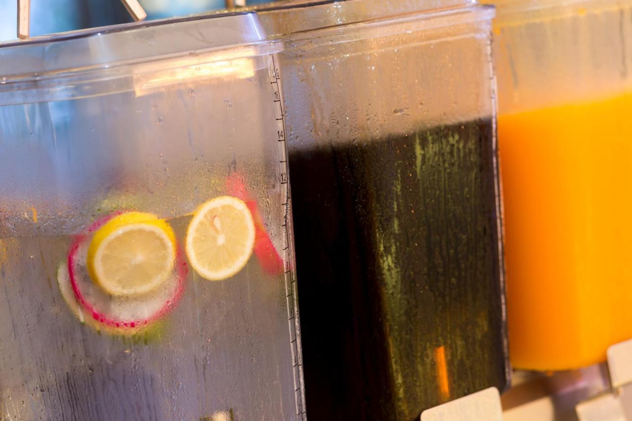 カシア プーケット バンタオビーチ エクステリア 写真 A glass of lemon tea