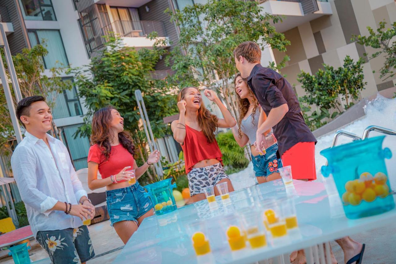 カシア プーケット バンタオビーチ エクステリア 写真 The 2016 launch party for the new shopping mall, The Village