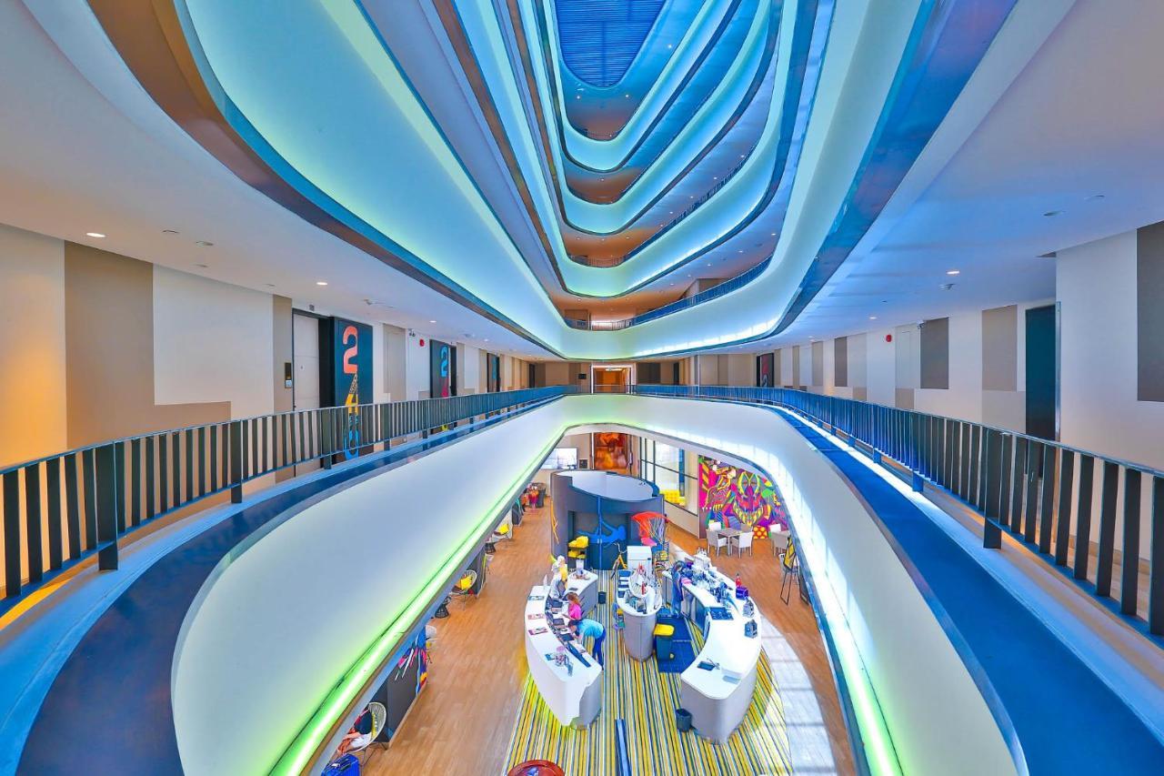 カシア プーケット バンタオビーチ エクステリア 写真 The atrium at the new St. George's Hospital