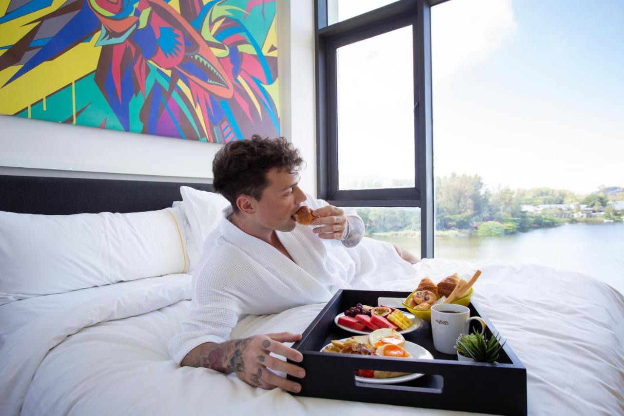 カシア プーケット バンタオビーチ エクステリア 写真 A guest enjoying room service at the Riverview Hotel
