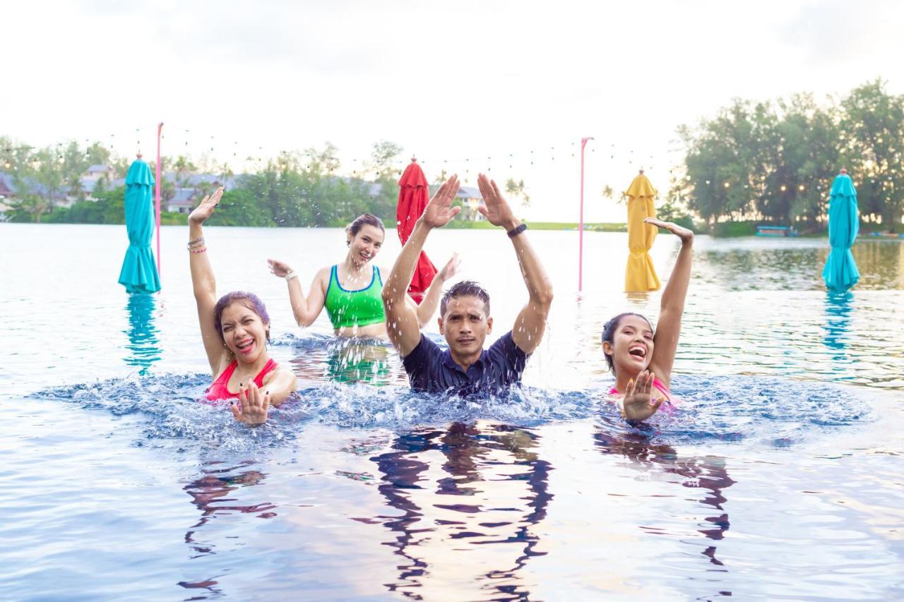 カシア プーケット バンタオビーチ エクステリア 写真 Thai dancers in the water