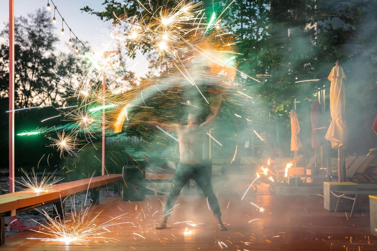 カシア プーケット バンタオビーチ エクステリア 写真 A man dancing with fireworks