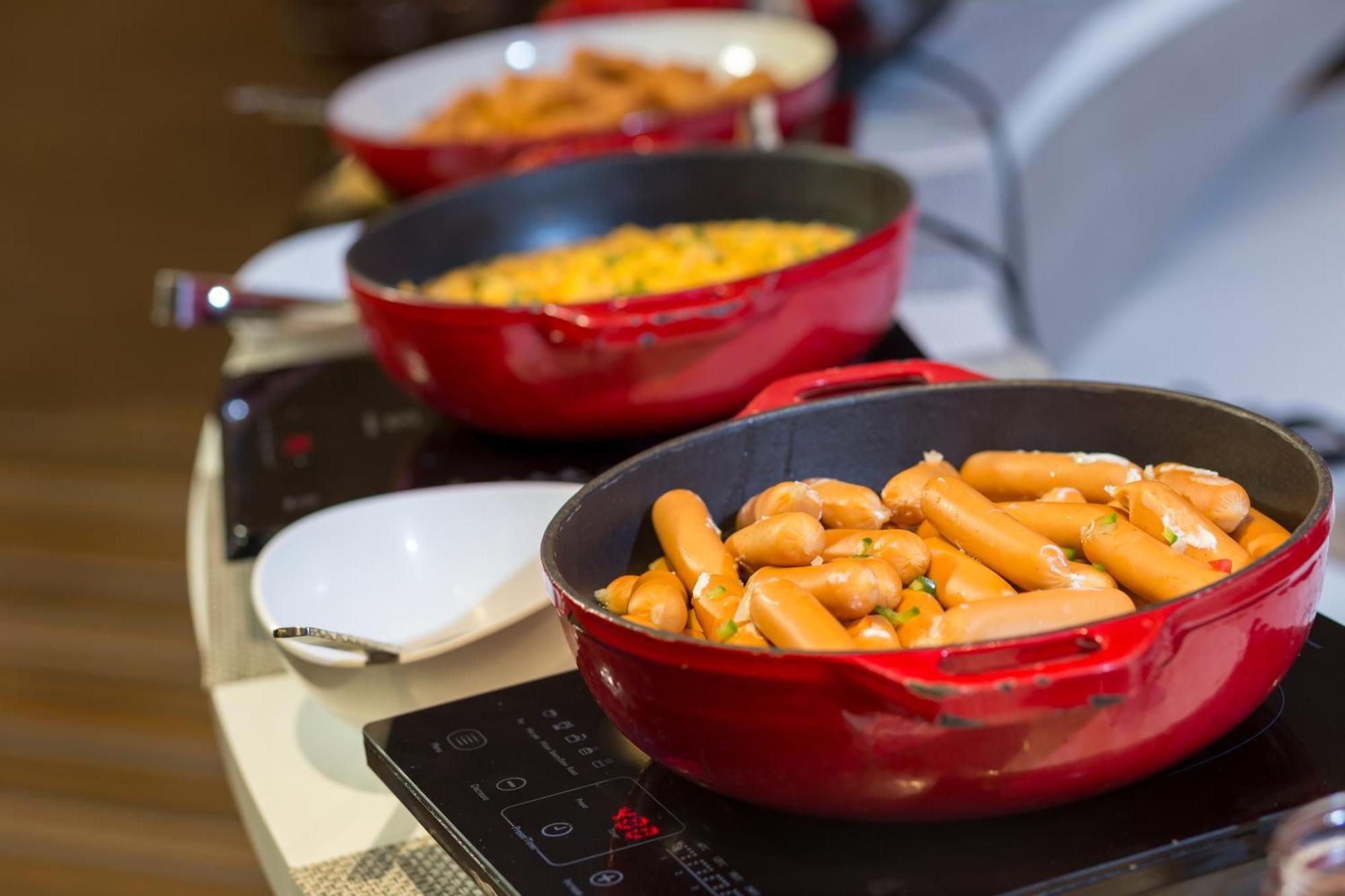 カシア プーケット バンタオビーチ エクステリア 写真 A Le Creuset cast iron frying pan